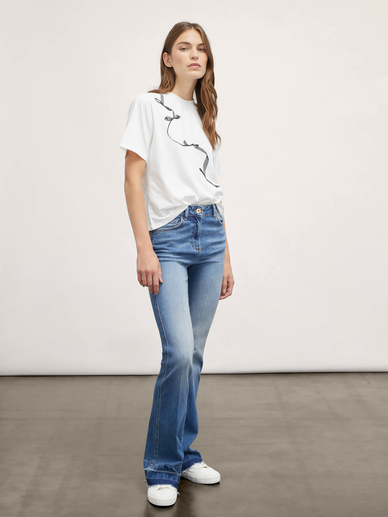 Flared jeans with frayed hem image number 3