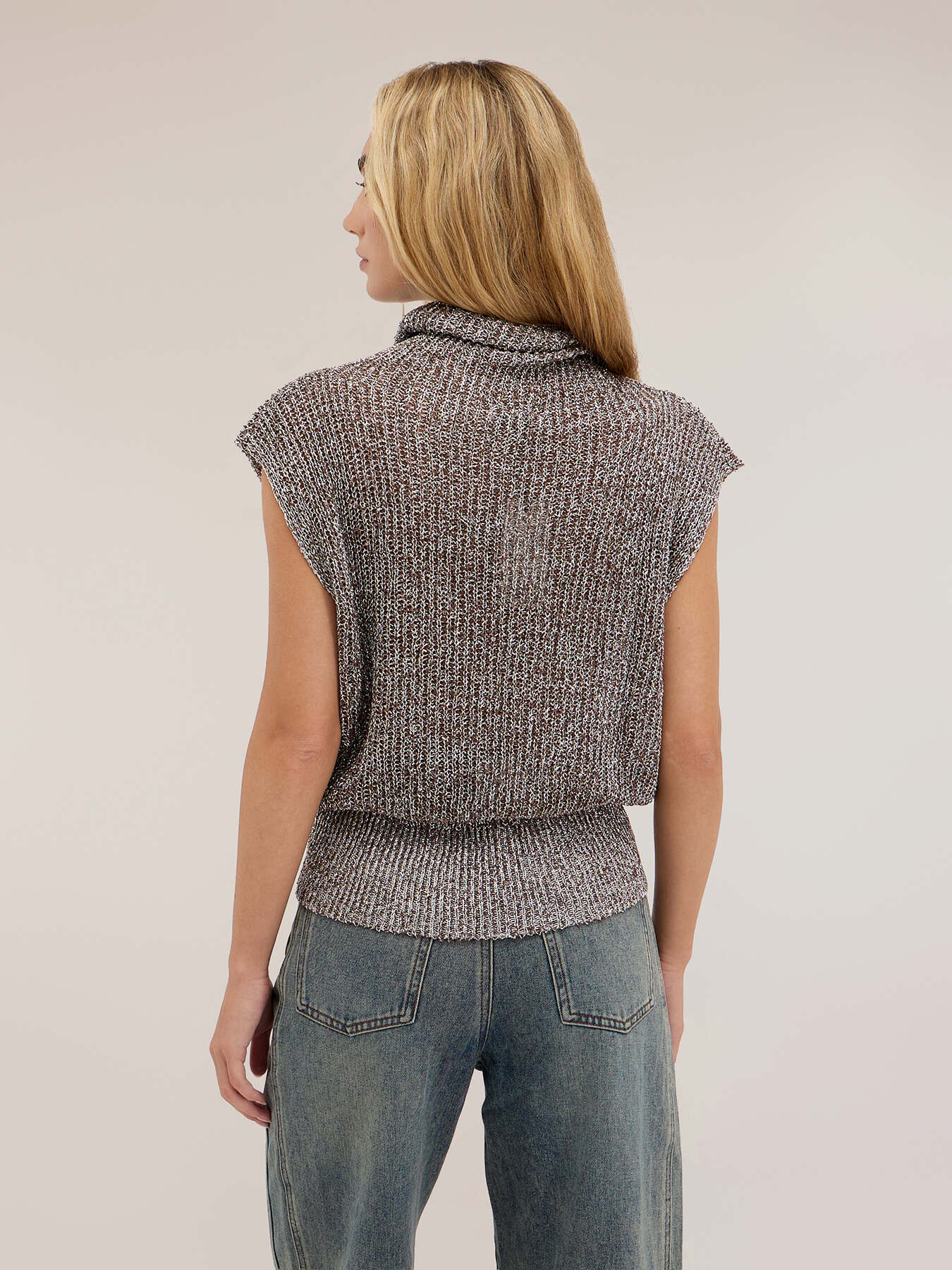 Dolcevita smanicato in maglia traforata laminata image number 1