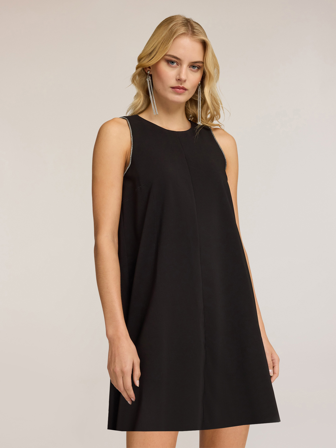 Robe &eacute;vas&eacute;e sans manches image number 2