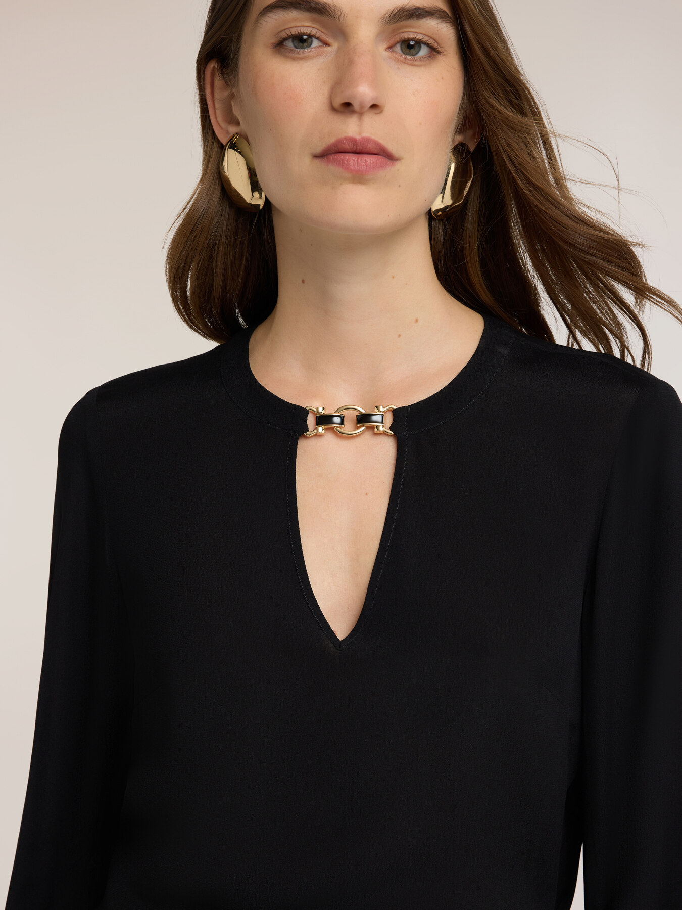 Cr&ecirc;pe de chine blouse with metal loop image number 3
