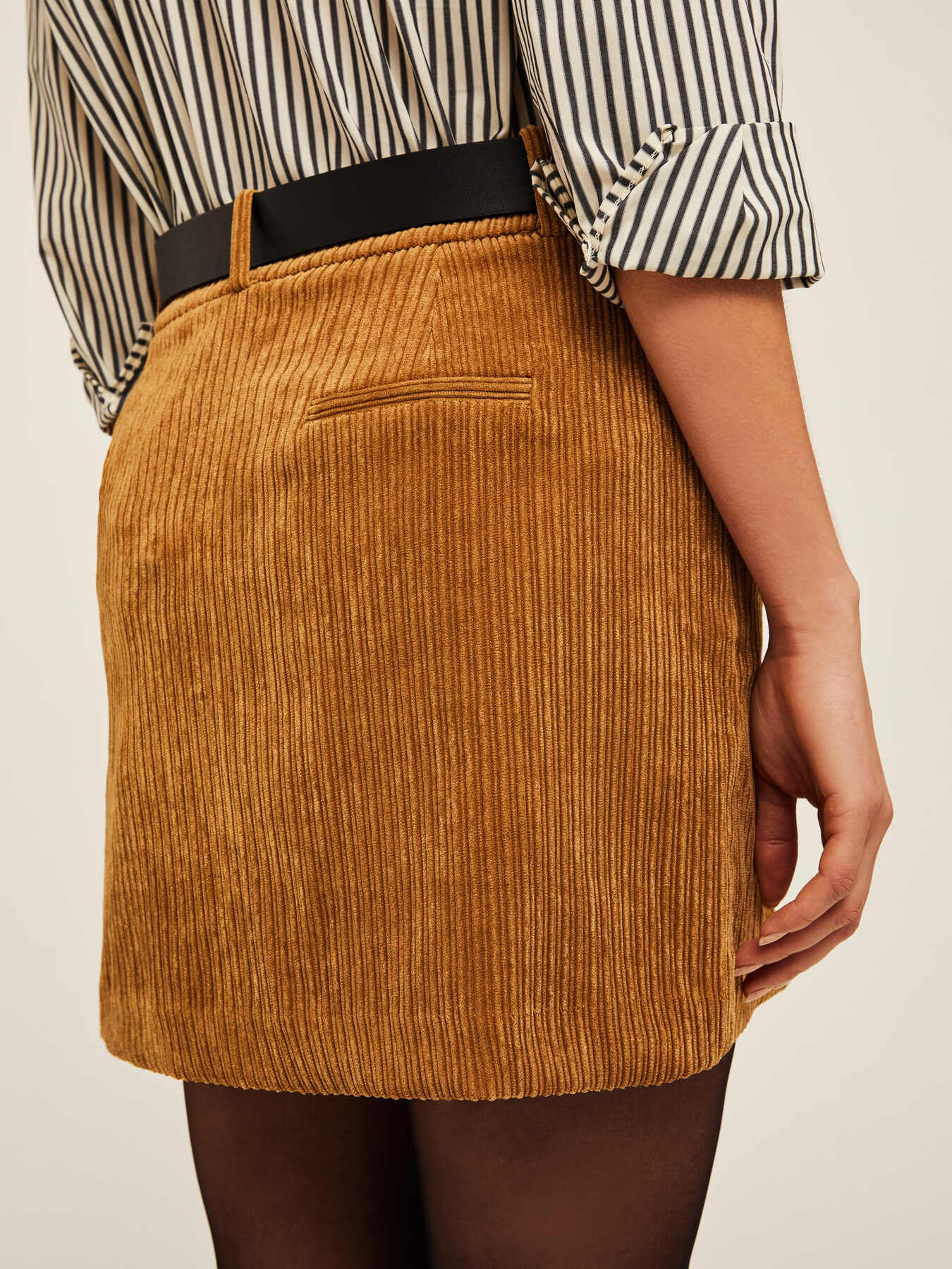 Jupe courte en velours rayé image number 2