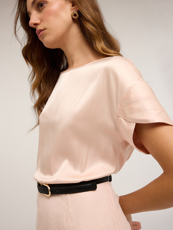 Blusa con mangas de p&eacute;talo