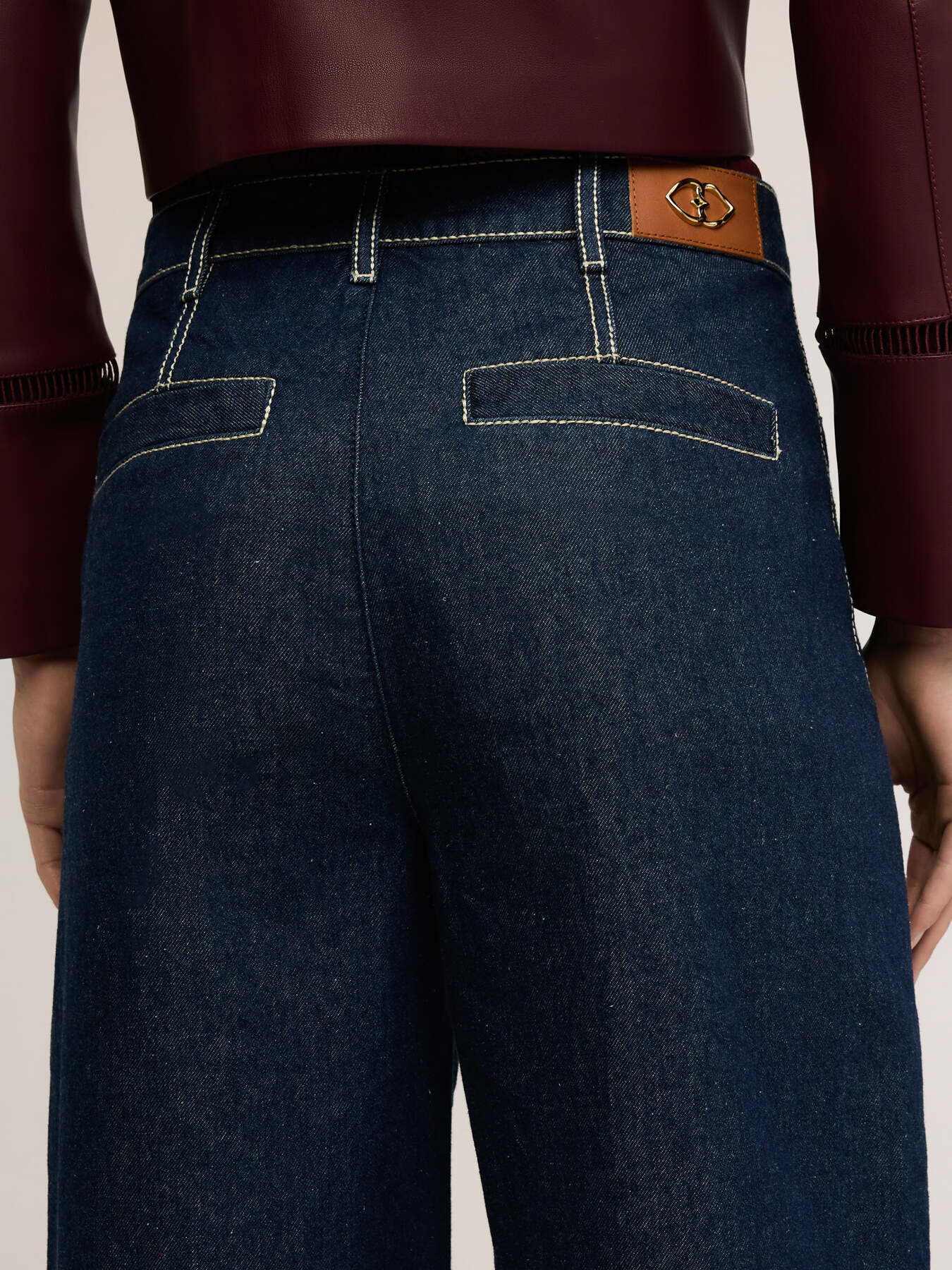 Jean cropped large avec coutures contrast&eacute;es image number 3