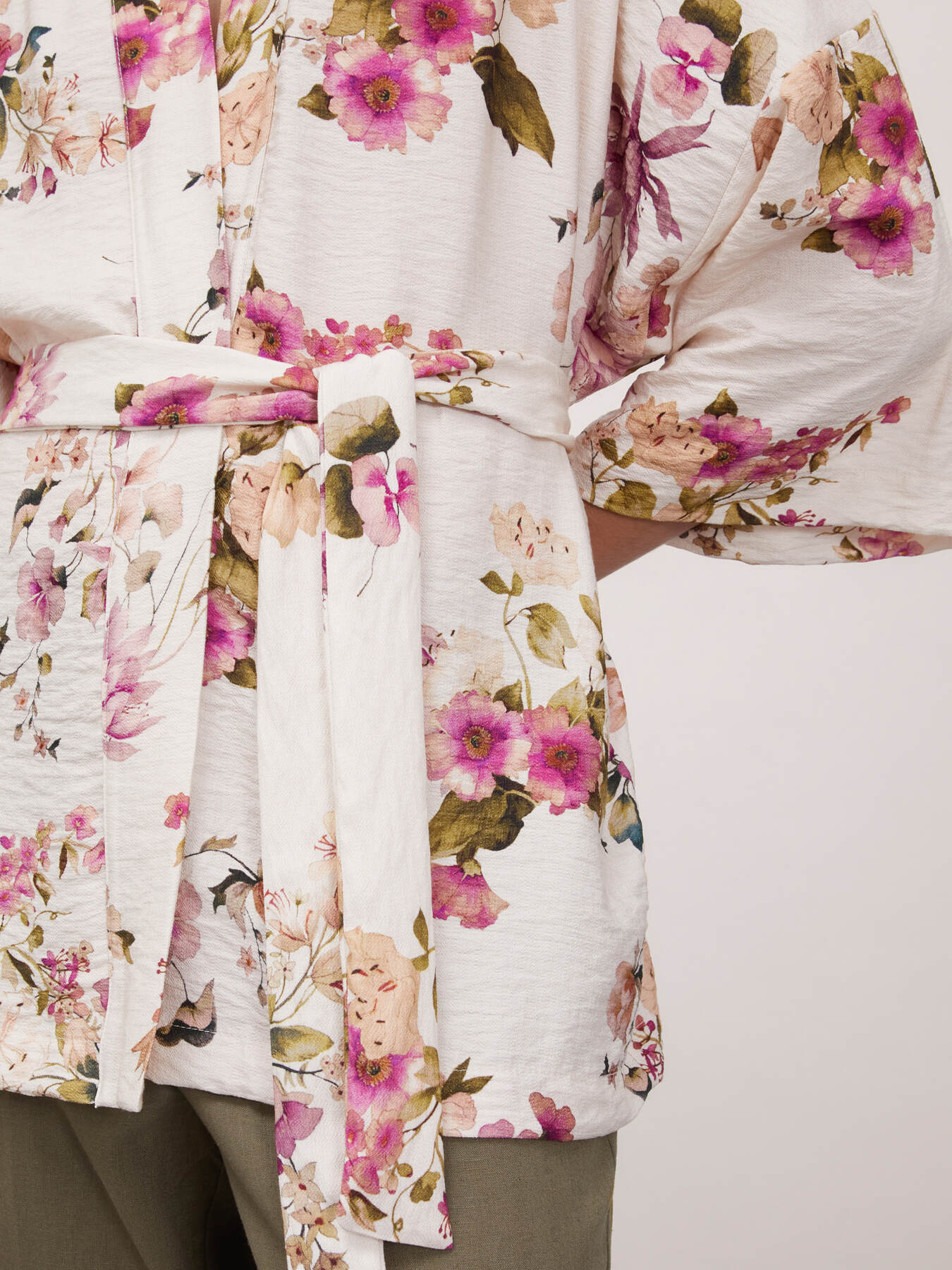 Floral patterned kimono image number 2