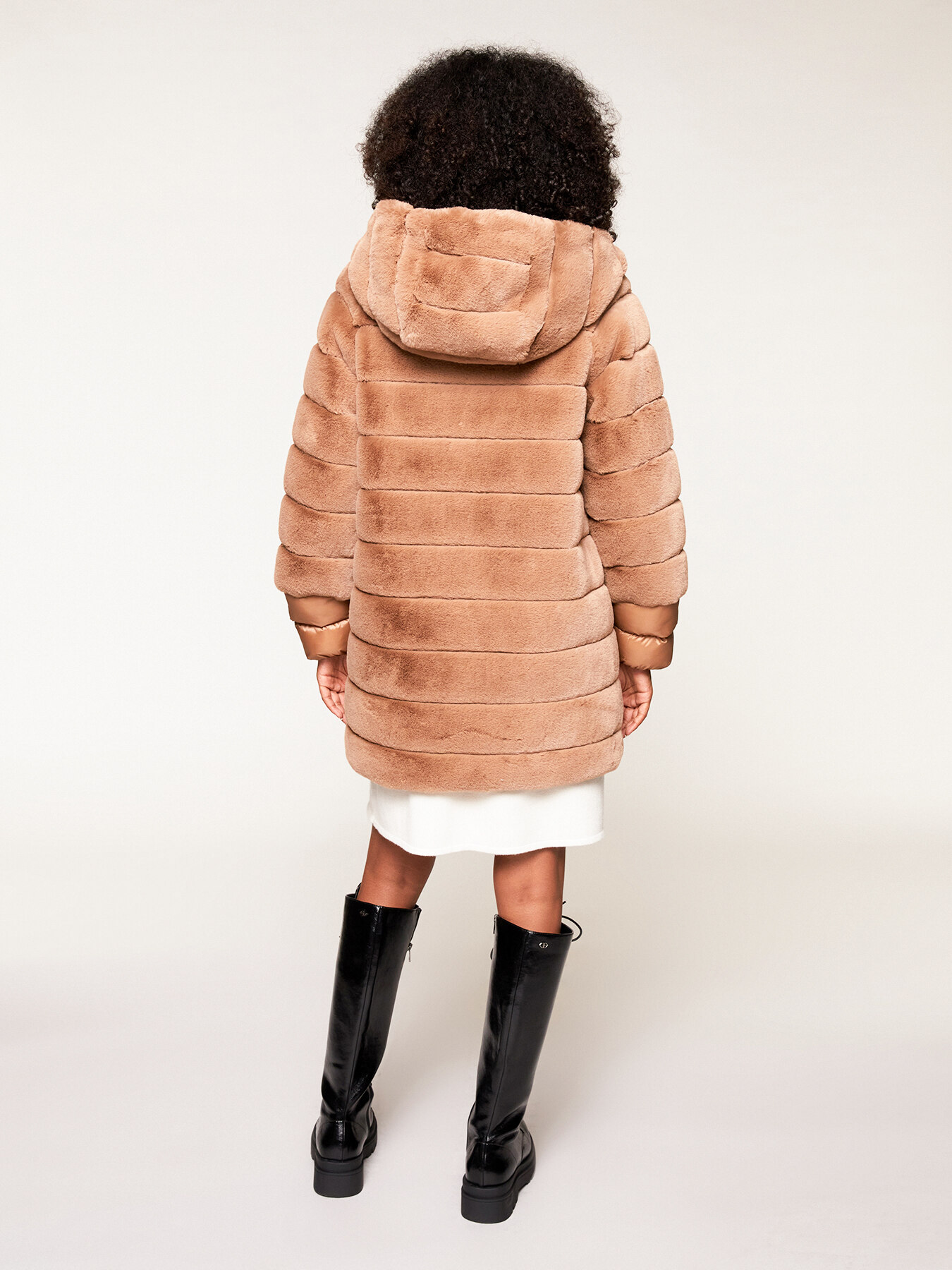 Cappotto in simil pelliccia con interno imbottito image number 1