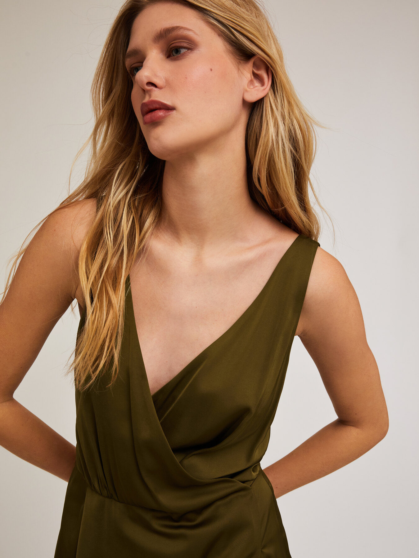 Vestito corto satin con scollo ad incrocio image number 3