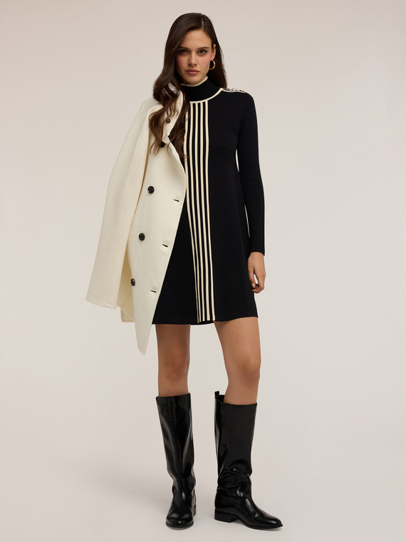 Kurzes Strickkleid mit kontrastfarbenen Kanten