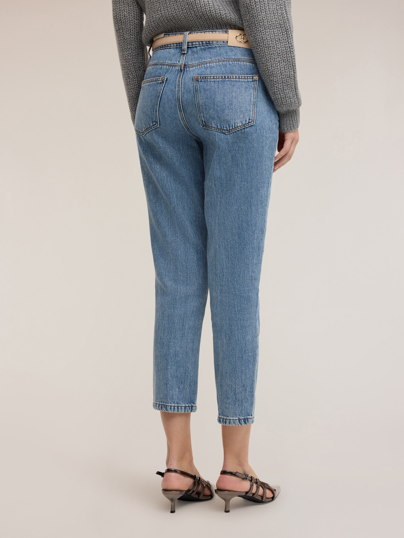 Jeans regular fit con piega stirata image number 1