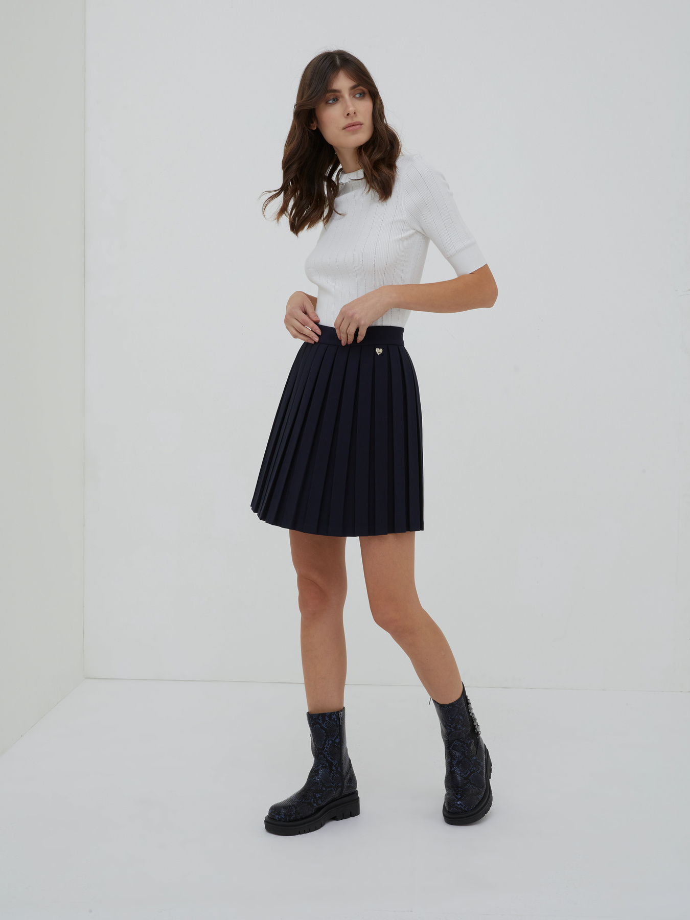 Short pleated skirt image number 0