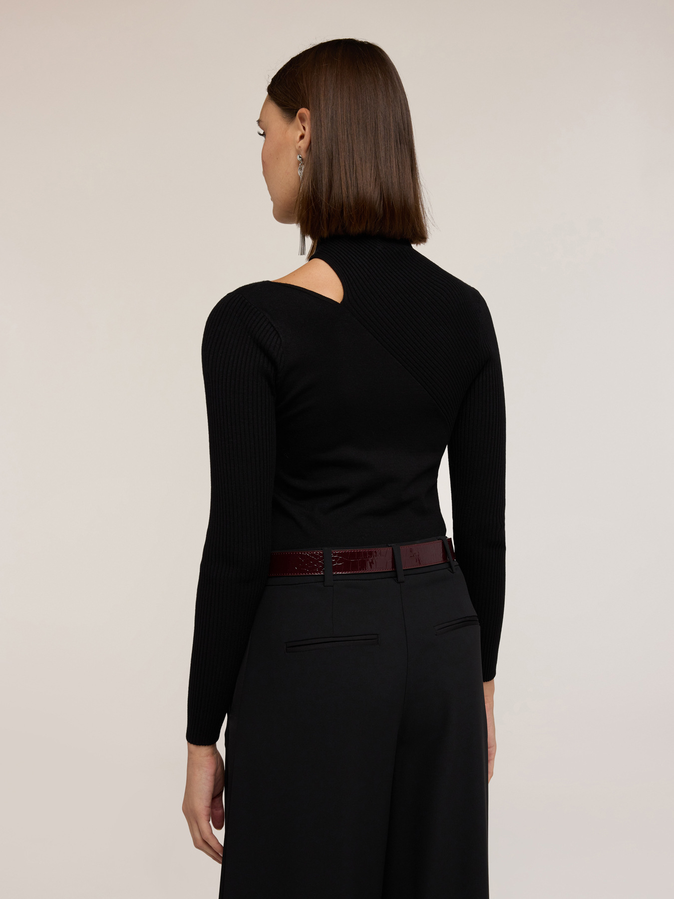 Pull col roul&eacute; avec d&eacute;coupe asym&eacute;trique image number 1