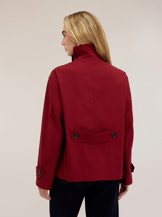 Trench cruzado con cuello alto