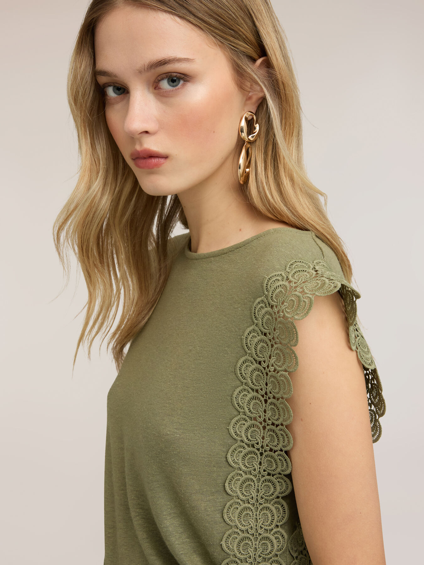 Mixed linen T-shirt with lace inserts image number 3