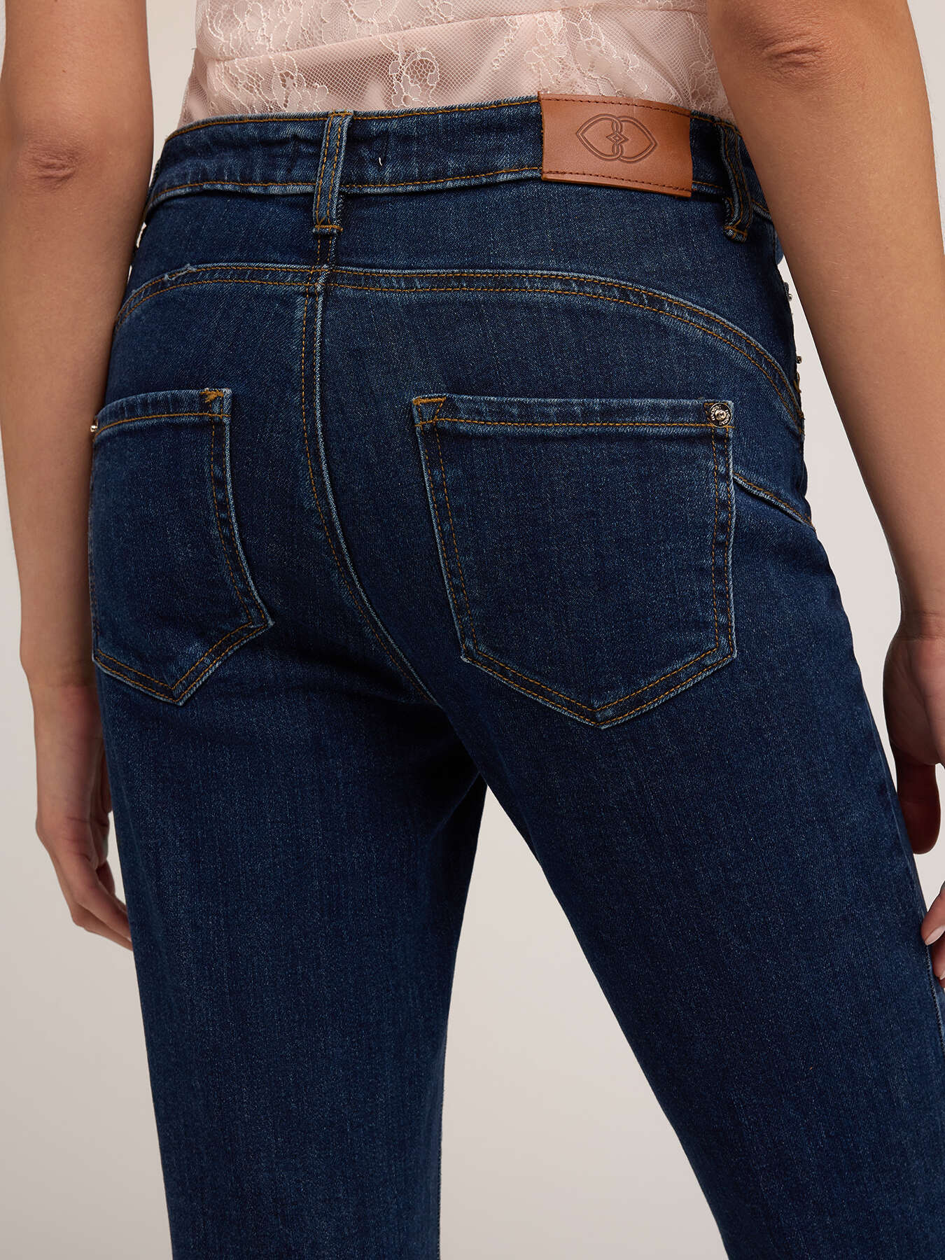 Gisele push-up skinny jeans image number 2