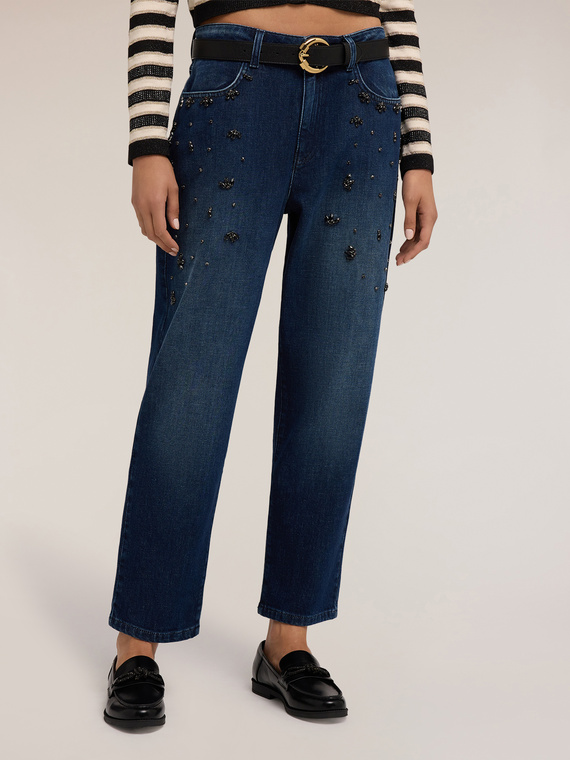 Jeans regulares con aplicaciones de joyería