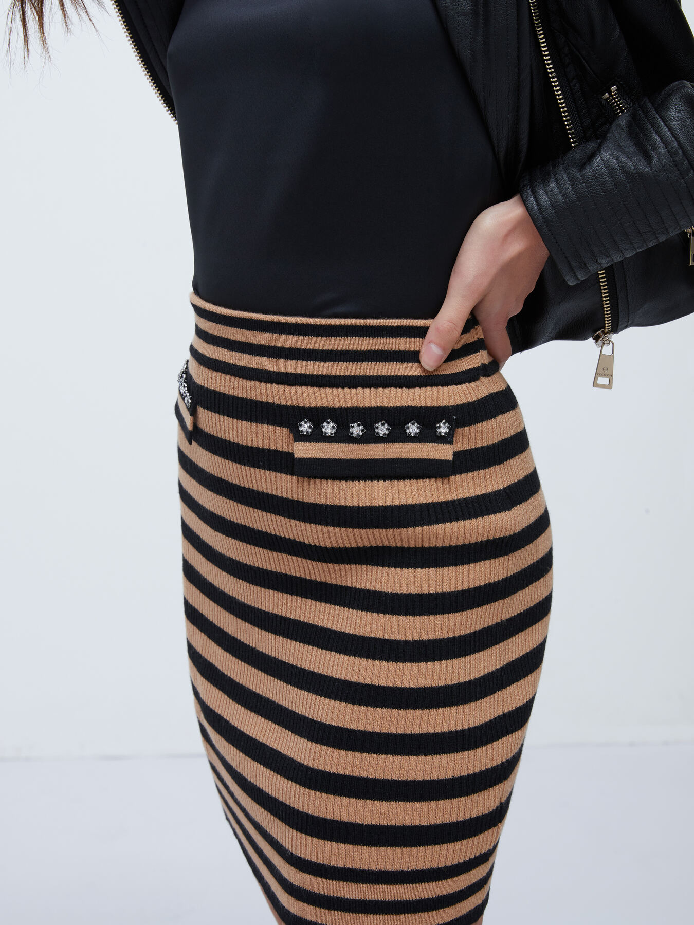 Gonna in maglia con bottoni gioiello image number 2