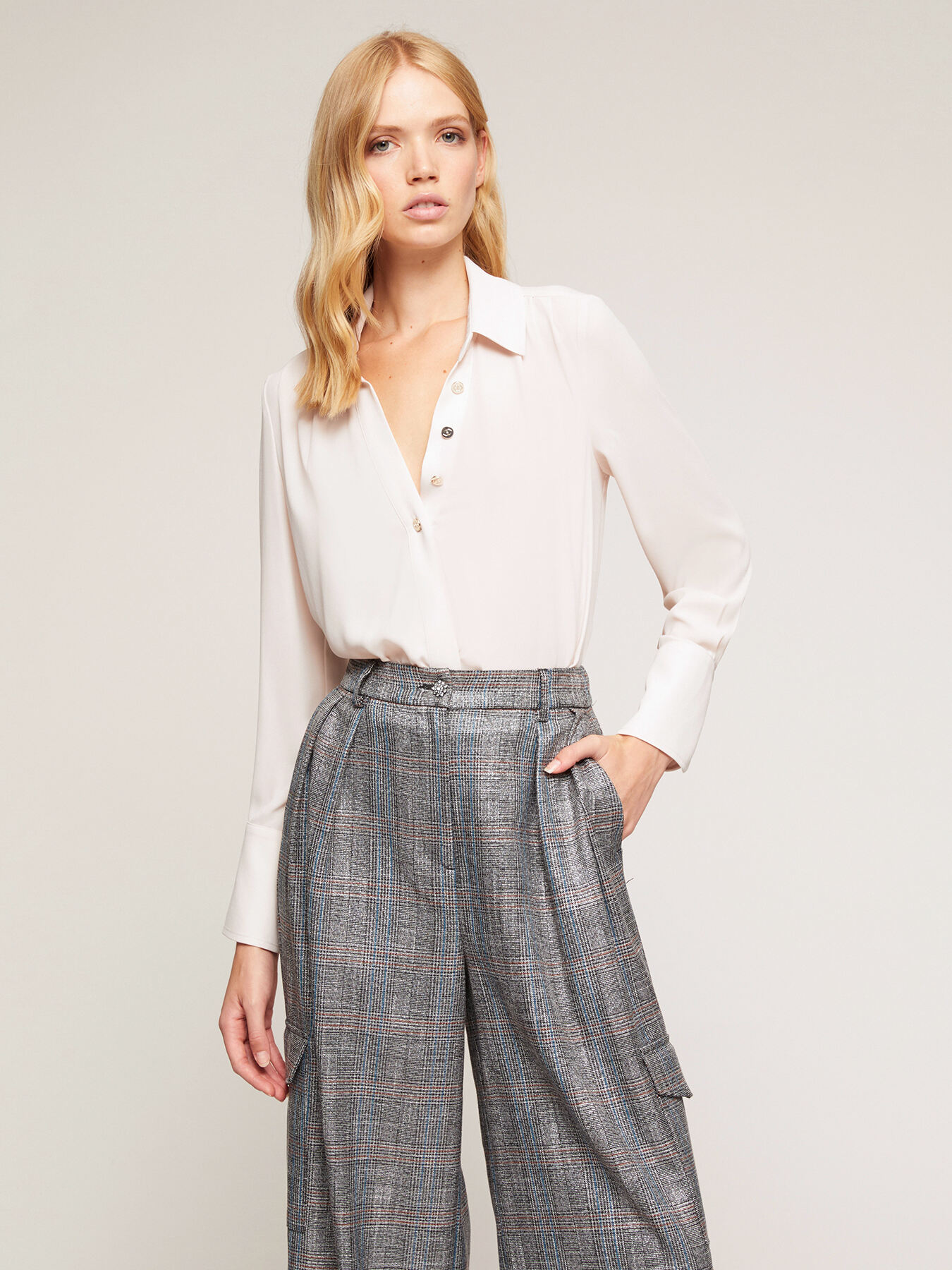 Weich fallende Hemdbluse mit mit Überkreuzung image number 0