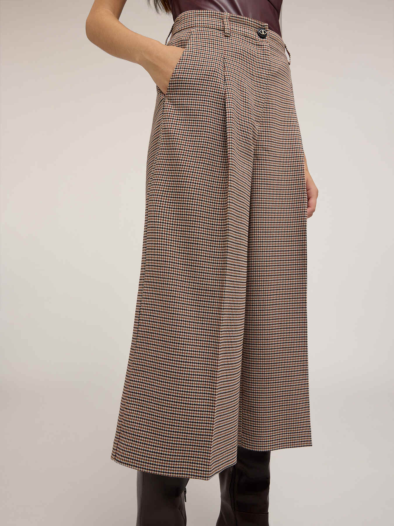 Cropped pants with check pattern image number 3