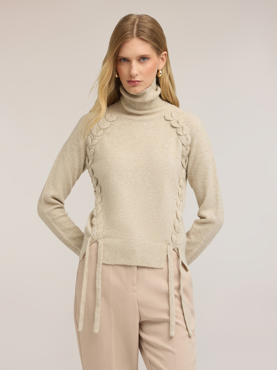 Pulover pe g&acirc;t din tricot cu &icirc;mpletituri &icirc;n relief