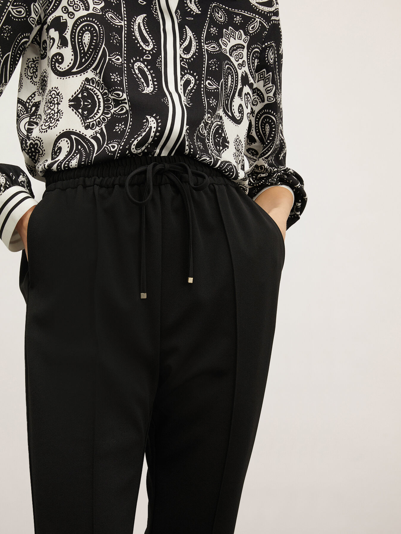 Weich fallende Joggers aus Scuba-Stoff image number 2