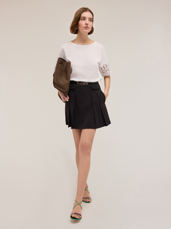 Pleated skirt with pocket pattern