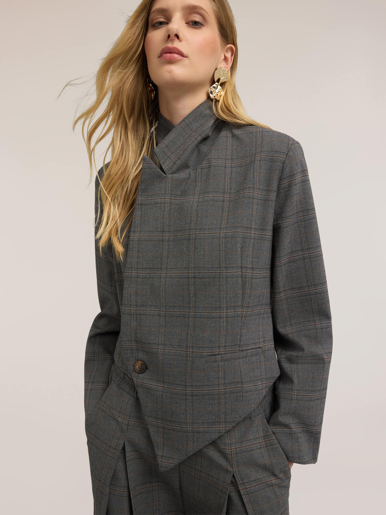 Cropped checked blazer image number 3