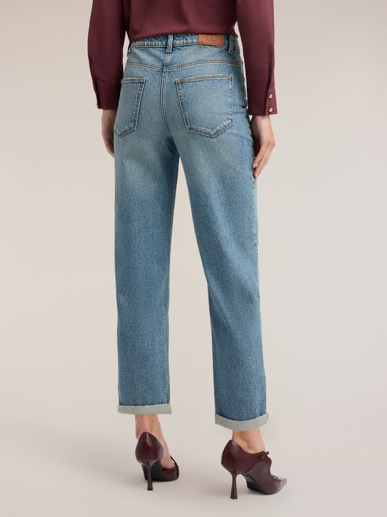 Boyfriend jeans with turn-up image number 1