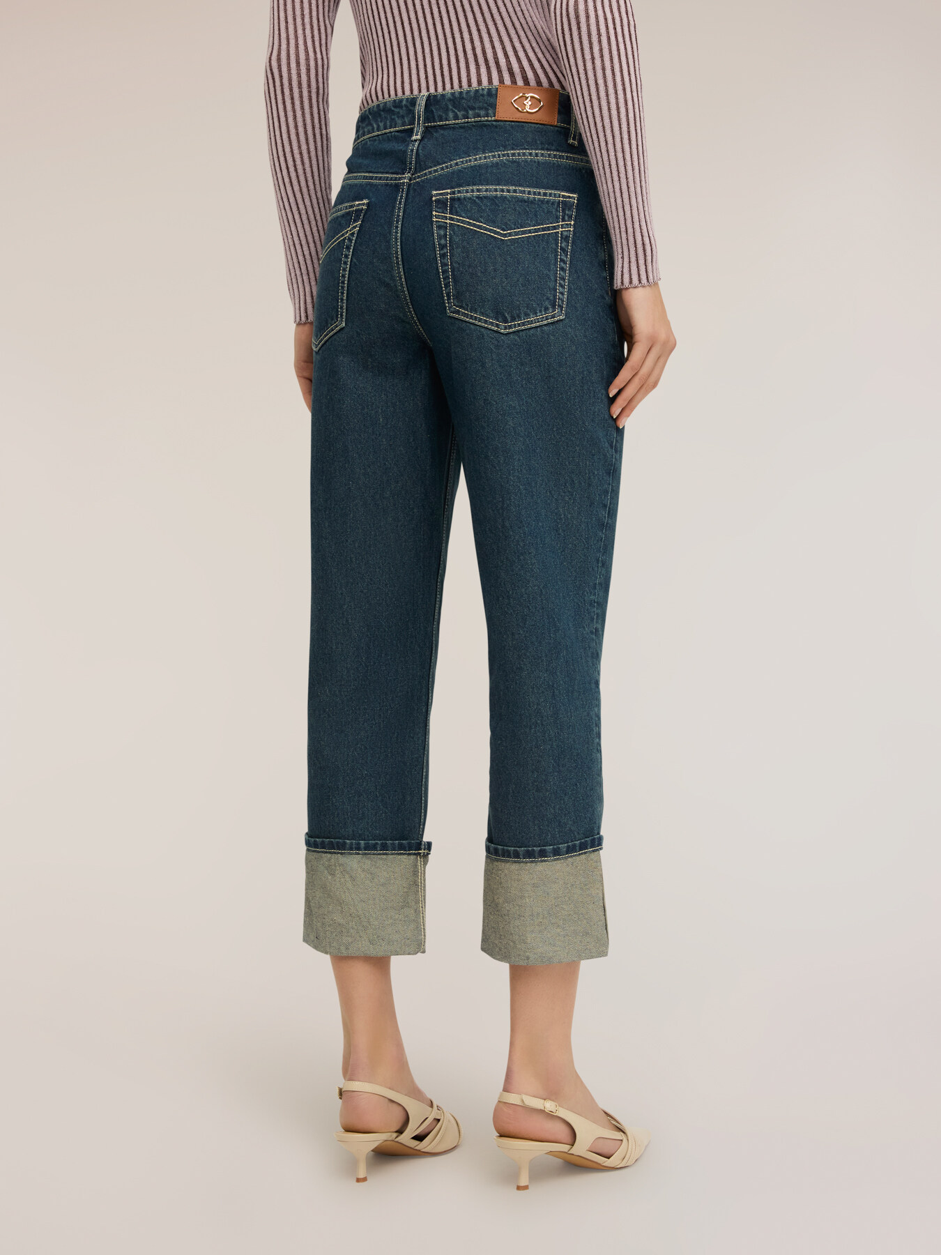 Jeans cropped con risvolto image number 1