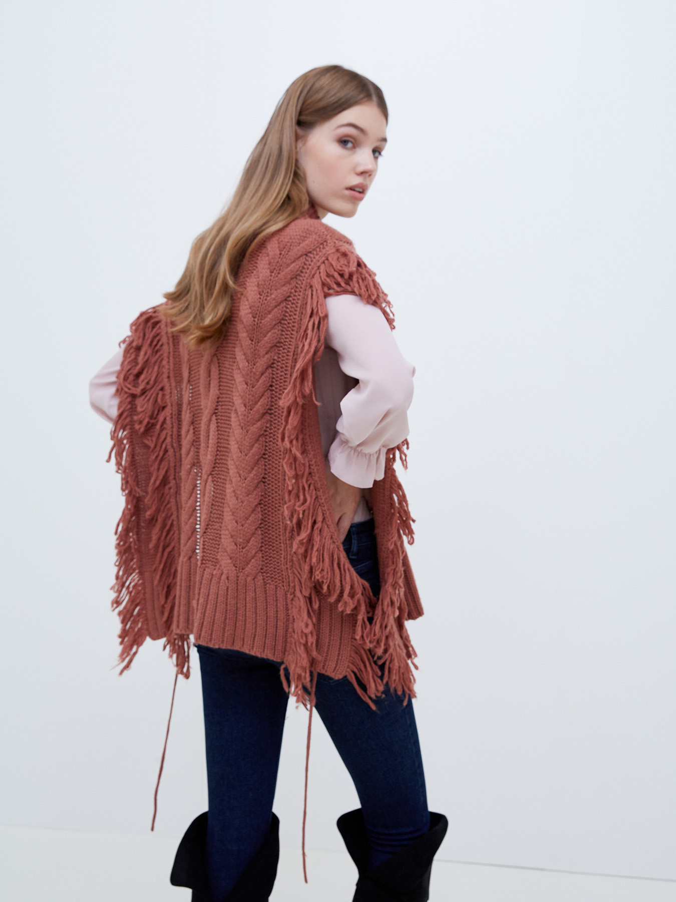 Knit cape with cable pattern and fringes image number 0
