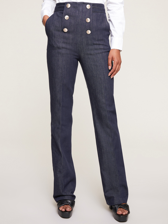 Flare-Jeans mit hohem Bund und dekorativen Knöpfen