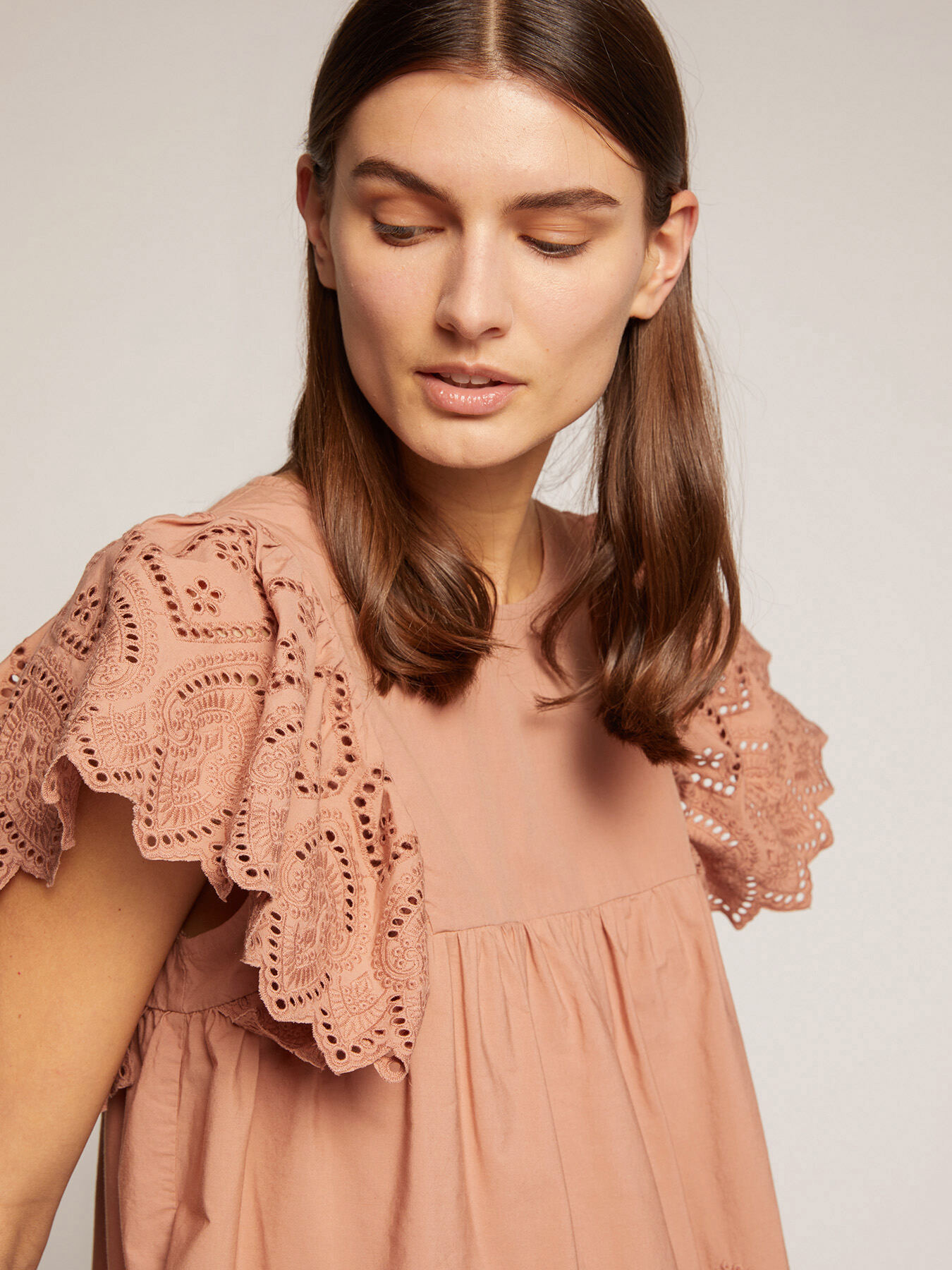 Blusa con bordados calados image number 0