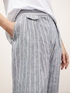 Pantalon chino en lin à fines rayures image number 2