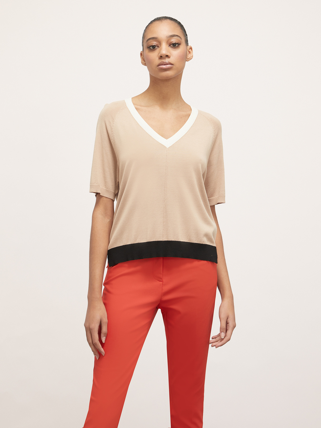 Pullover mit V-Ausschnitt und Bordüren in Kontrastfarbe image number 0