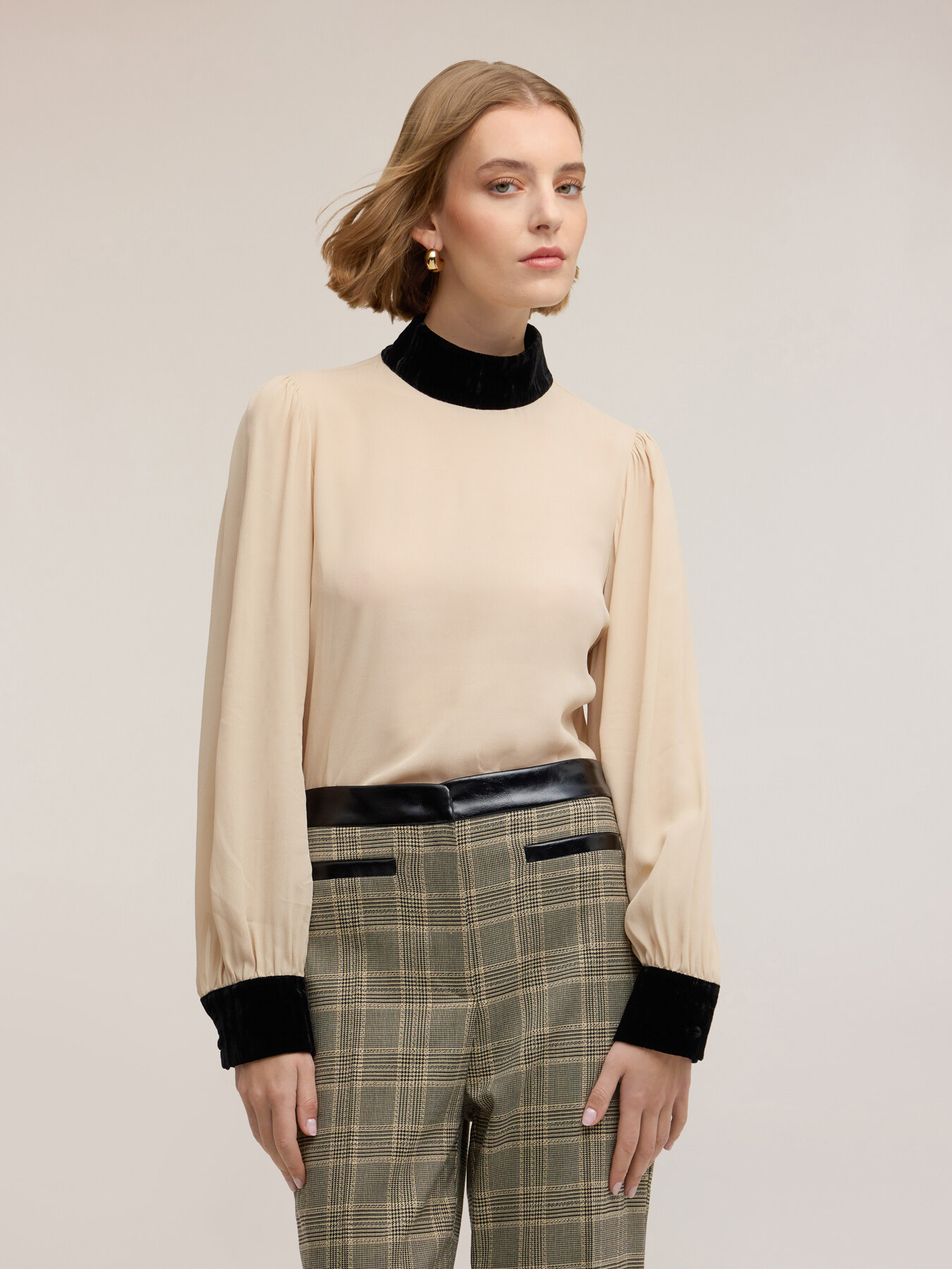 Bluse aus Cr&ecirc;pe mit Samtdetails image number 0