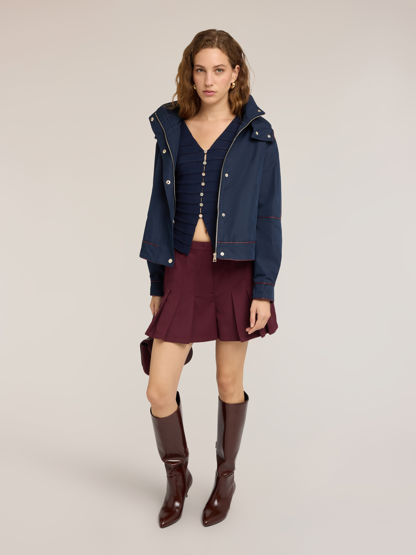 Cardigan corto in maglia fine con bottoni image number 2