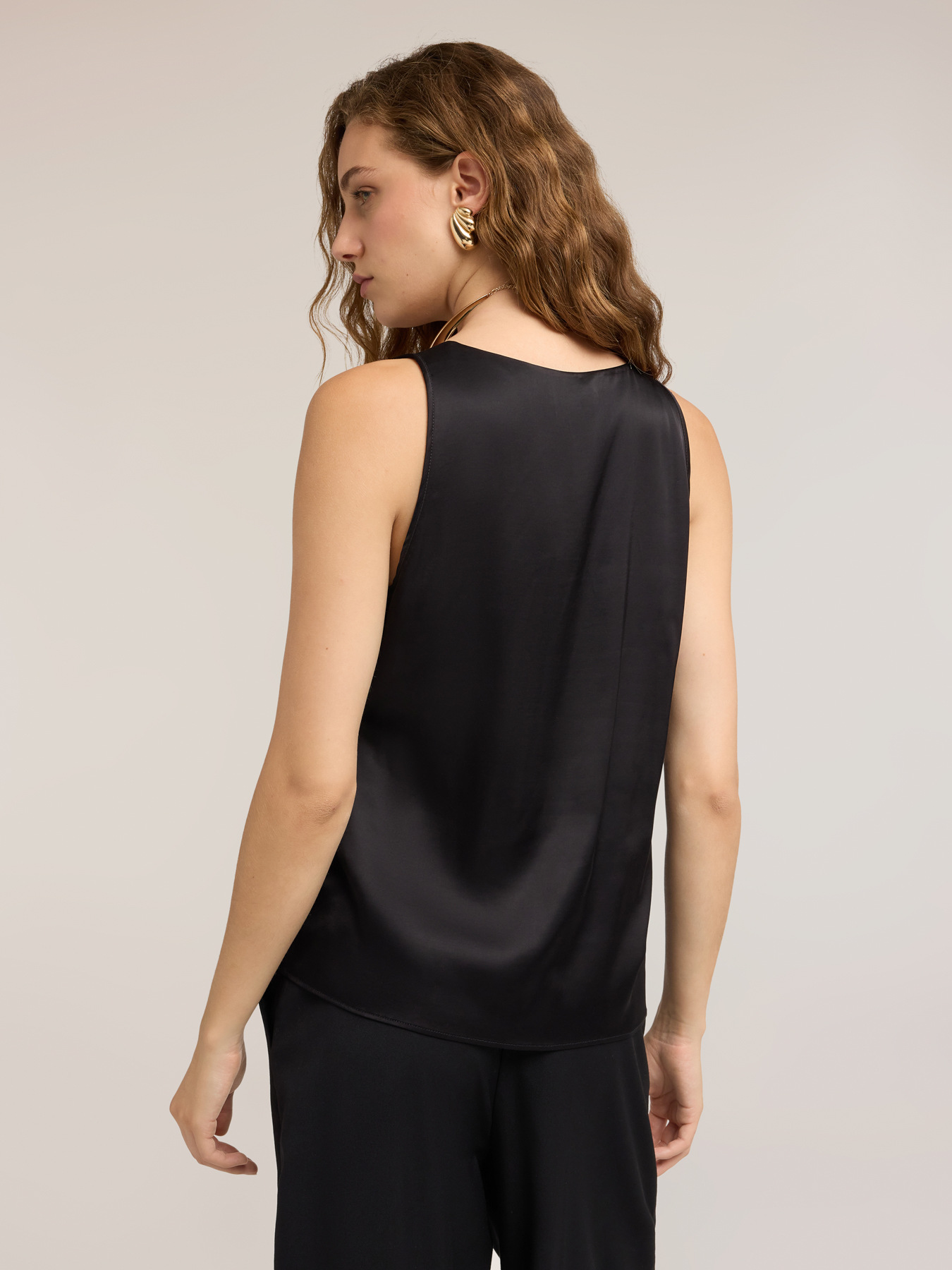 Top aus Viskose-Satin mit tiefem Ausschnitt image number 1