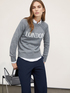 Jersey de cuello redondo con texto jacquard image number 0
