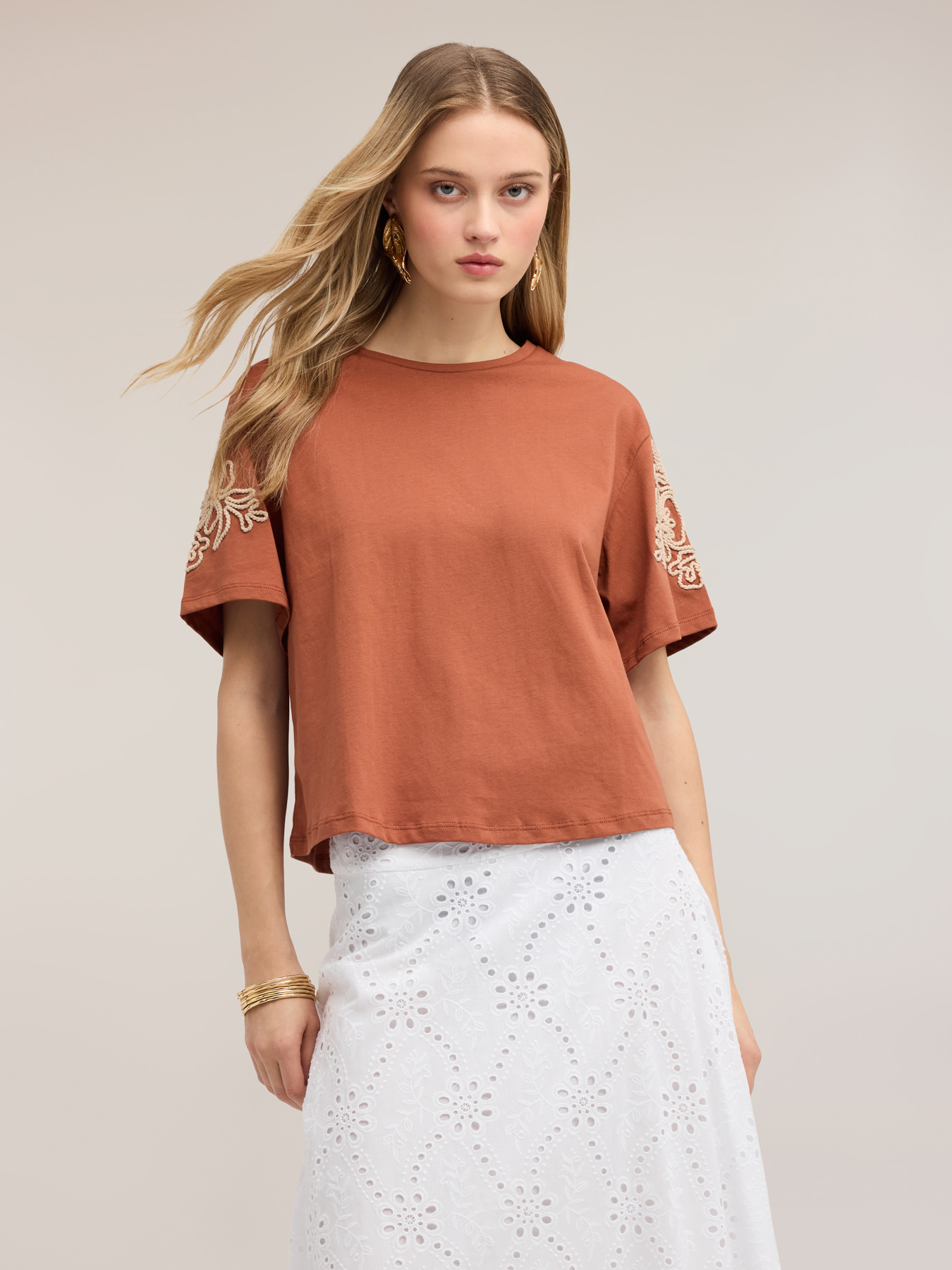 Jersey t-shirt with floral embroidery image number 2