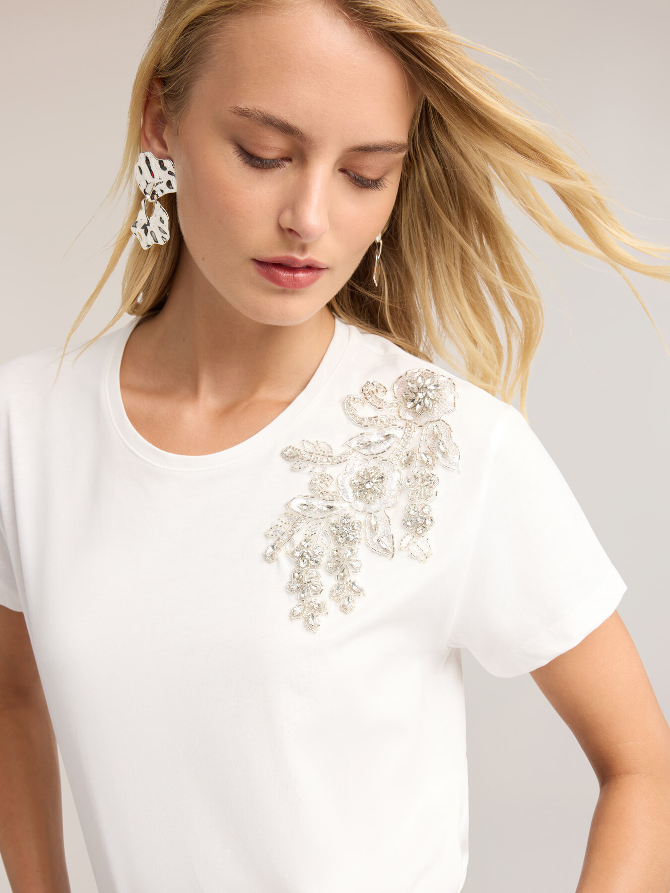 T-shirt with floral crystal and pearl appliqu&eacute; image number 3