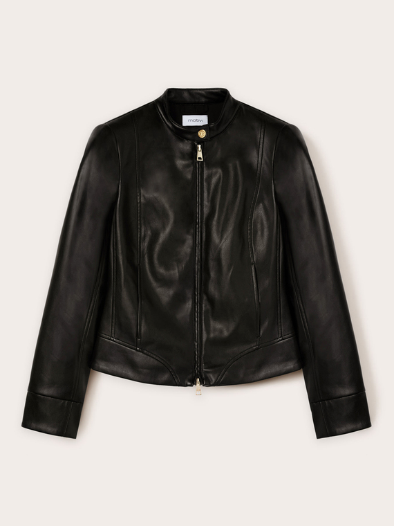 Jacke aus beschichtetem Stoff mit formgebenden Schnitten