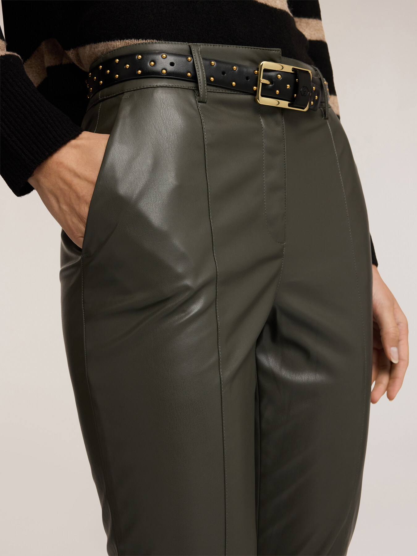 Pantalones slim fit en tejido revestido image number 3