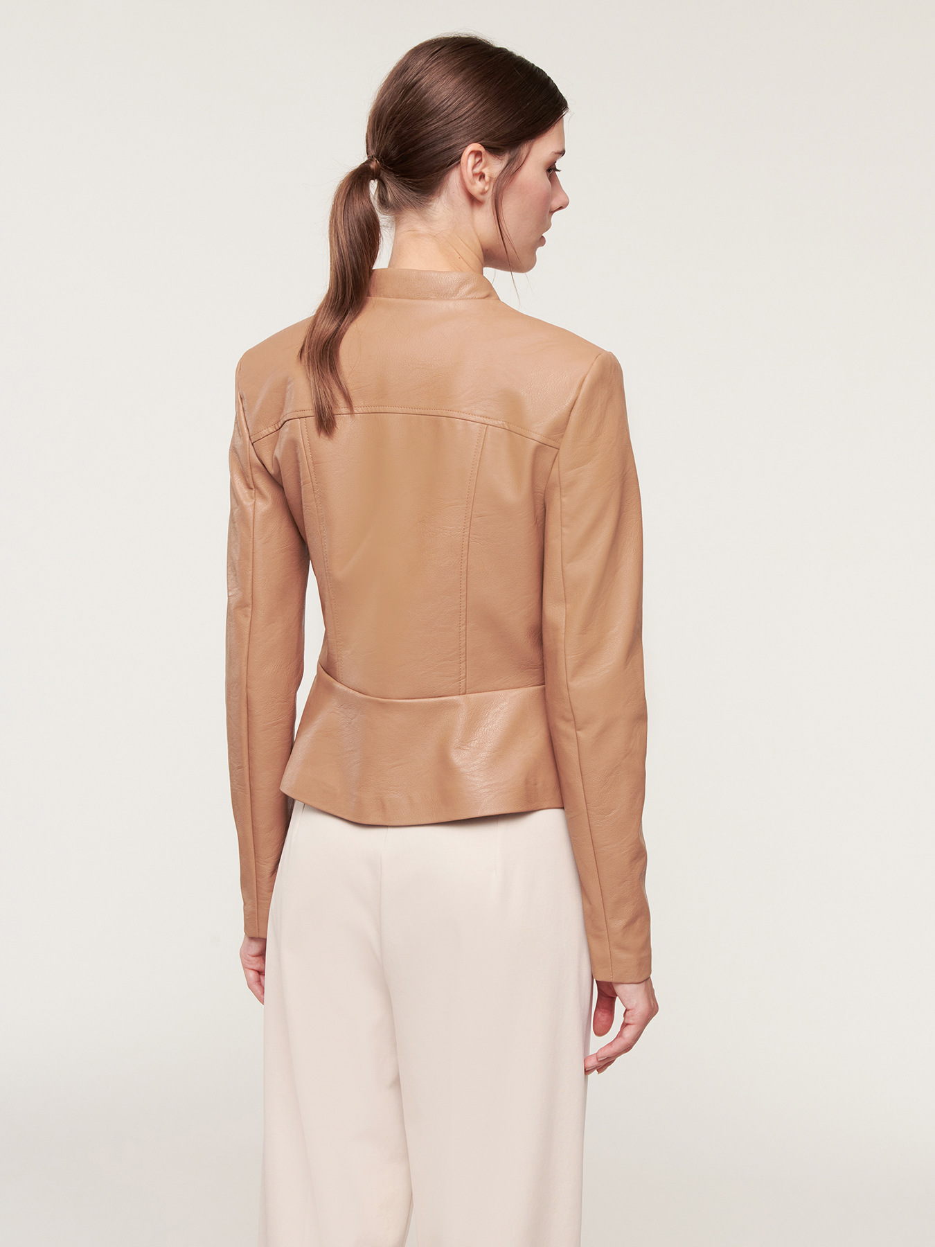 Giubbotto in similpelle con tagli shaping image number 1