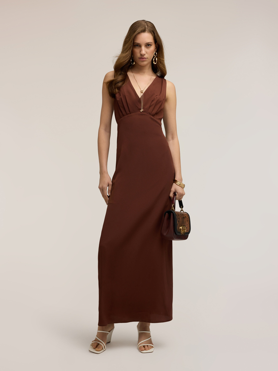 Langes Kleid aus Cr&ecirc;pe de Chine mit Ring