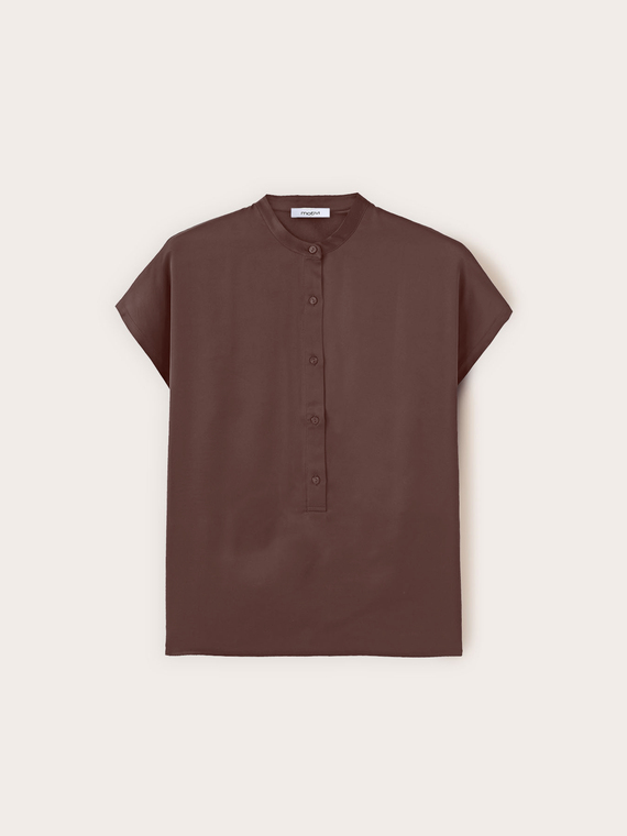 Camiseta de raso con escote de serafina