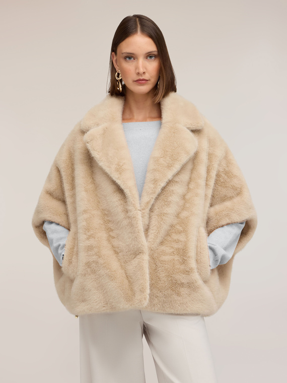 Cappa effetto peluche con maxi collo