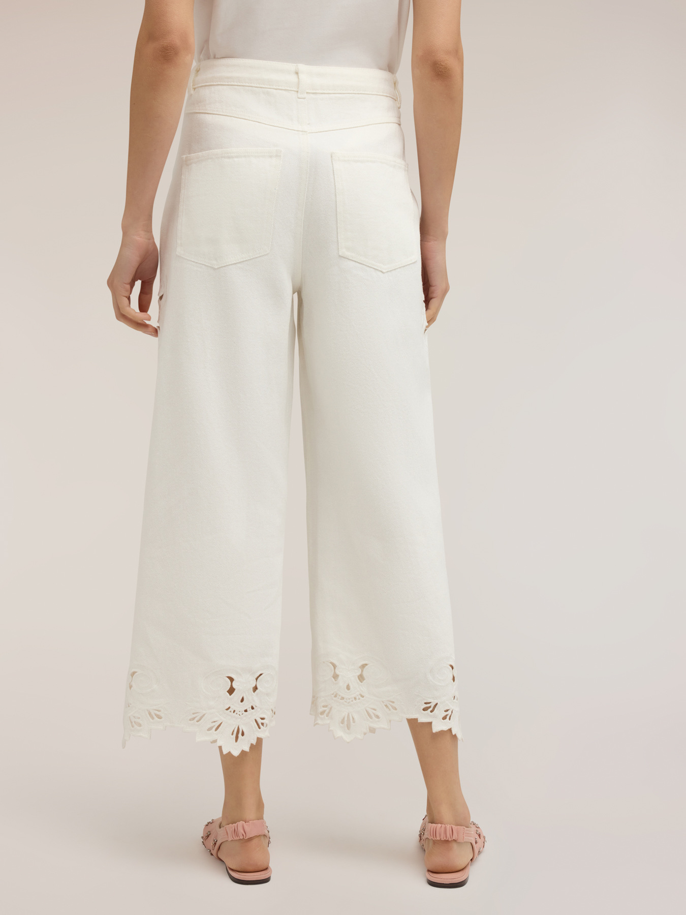 Cropped-Hose mit Sangallo-Stickerei image number 1