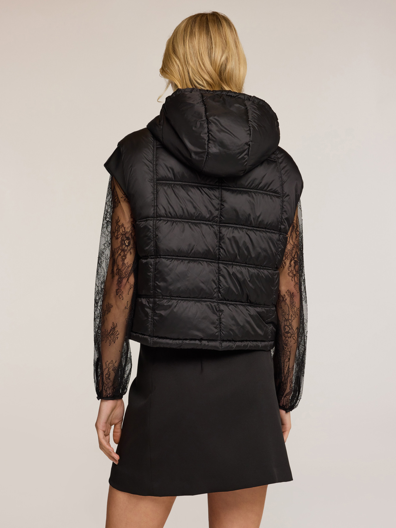 Sleeveless down jacket image number 1