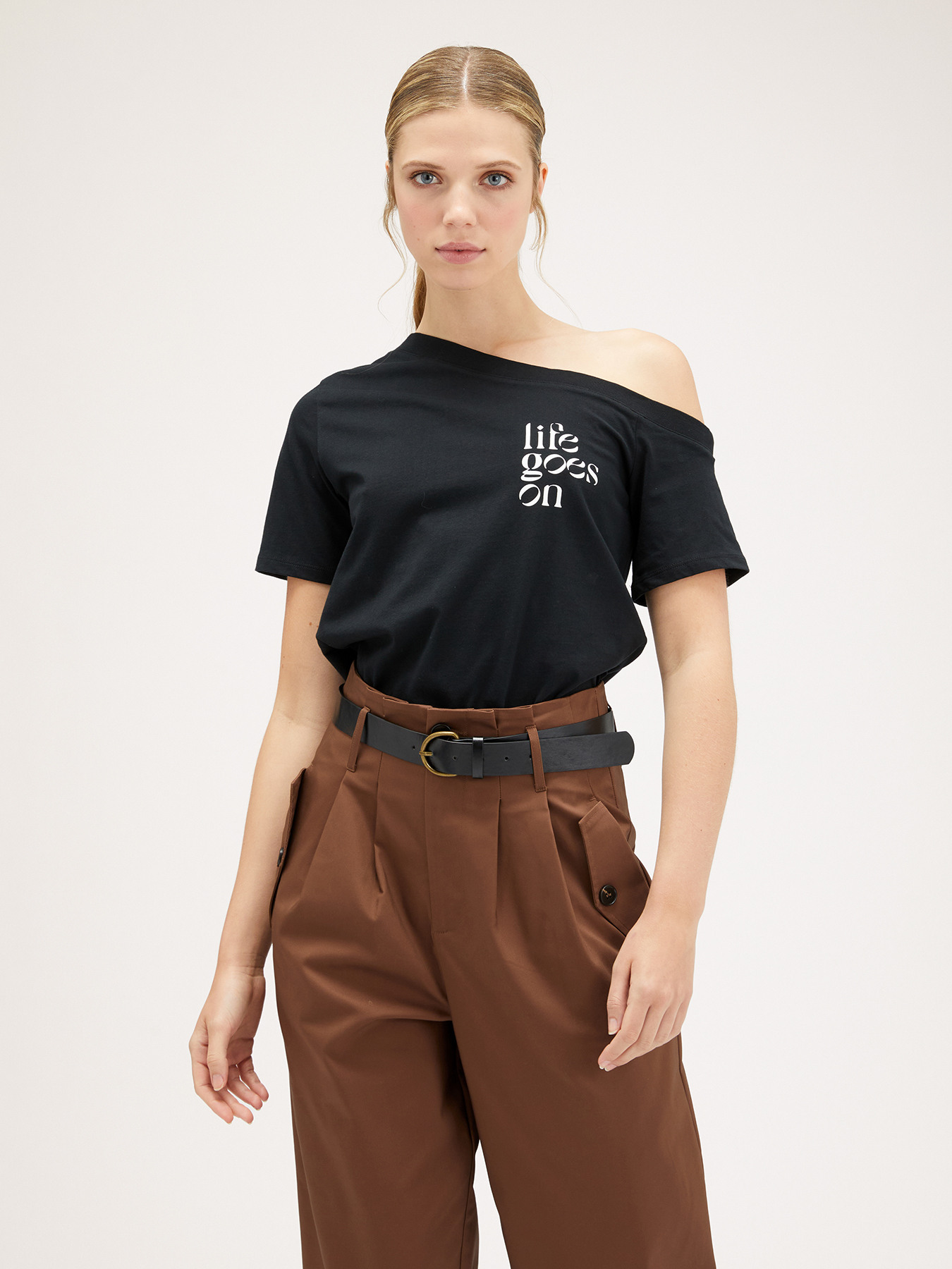 T-shirt with asymmetrical neckline and lettering image number 0