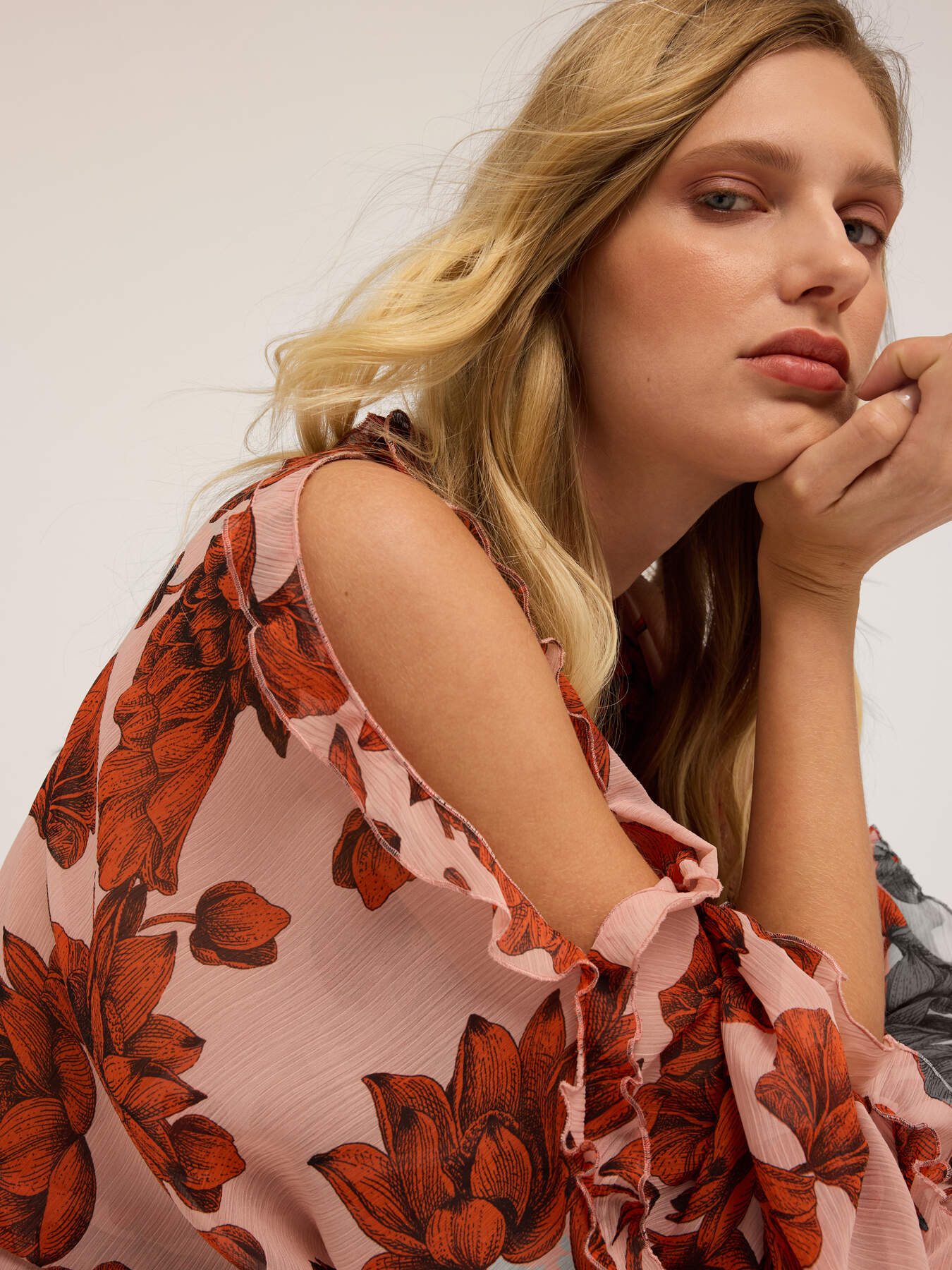 Floral blouse with wide sleeves image number 2