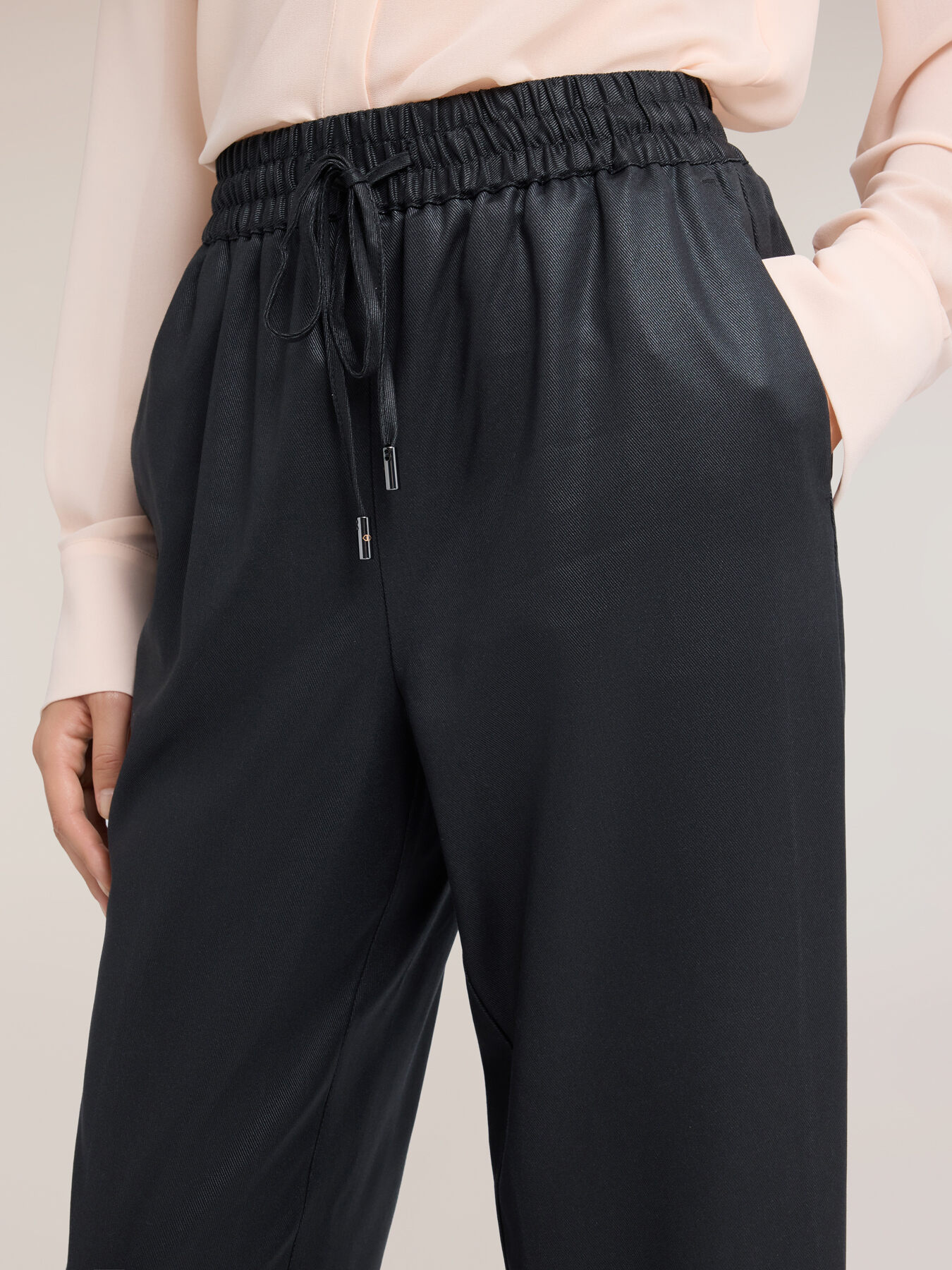 Joggers en lyocell lamin&eacute; image number 3