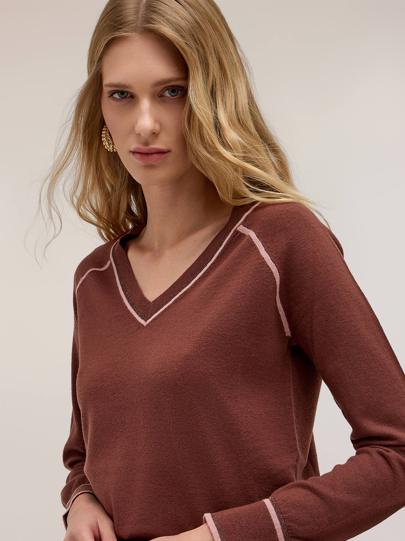 Pull col V en m&eacute;lange laine et soie image number 3